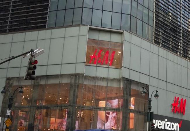 ニューヨーク有数のショッピングエリアにあるファストファッションストア