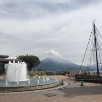 レストラン前から噴水と桜島