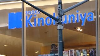 少し割高ですが日本の書籍が充実しています。