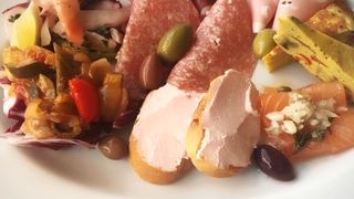 優雅に昼飲みができる店