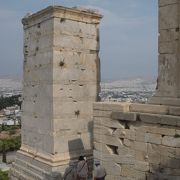 アクロポリスの丘へ上る途中にある、かってはアグリッパの像があった台座です。
