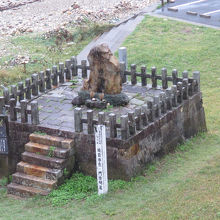 鎮目市左衛門の墓