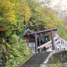 戸隠山に抱かれた奥社