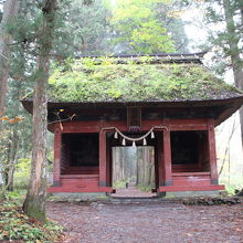参道上の随神門