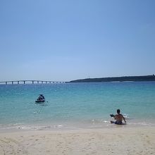 向かい側には来間島