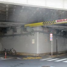 V字型をしている東松下橋架道橋の北西側からの様子