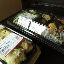 ちくわサラダとお弁当、二つで800円くらい