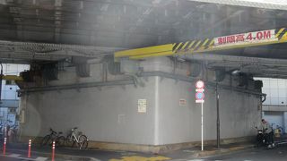 V字型の東松下橋架道橋に挟まれ小さい三角形の珍しい高架橋です