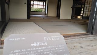 茅葺き屋根の家屋