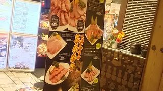 いつもお客さんでいっぱいの人気のお店です。