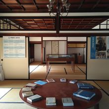 本や資料、アルバムなど見る事ができます。