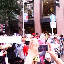 ハロウィン行列でコスプレをした参加者が集まりお祭り感満点