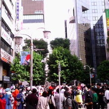 ト音記号のモニュメントの周りもコスプレで一杯でした