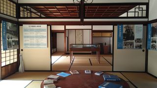 旧宅の隣にあり必見