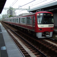 直線の仲木戸駅は飛ばしていきます
