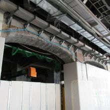 鍋橋架道橋側の極一部分が見えた箇所の様子(右手が西方向) 