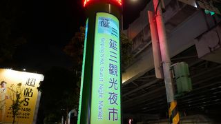 大通りの両側に店が並ぶ夜市