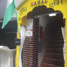 店名の一部がヒンディー語で書かれてあるので少し分かりにくい