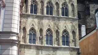 キンスキー宮殿の近くにある