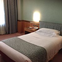 古いホテルではありますが、カーテンは電動です。