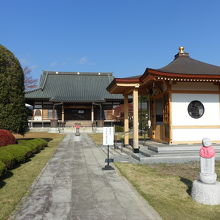 本堂と手前の子安地蔵尊