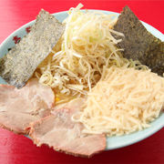 ボリューム満点の濃厚醤油ラーメン