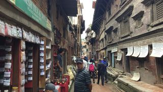 孔雀の木彫り窓です