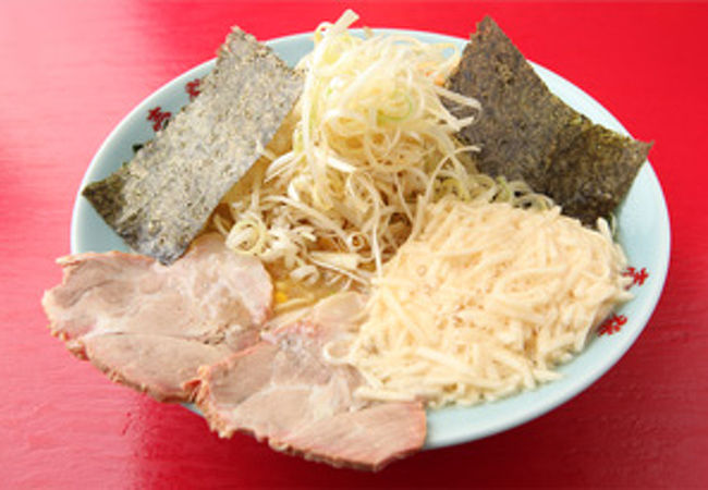 ボリューム満点の濃厚醤油ラーメン