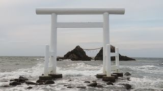 夫婦岩の夕景が美しい名勝