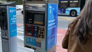バス停に発券機がある場合チケットは先購入です