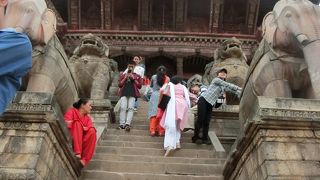 ニャタポラ寺院はカトマンズ盆地で最も高く30mもあります。