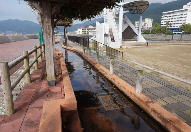 ながーいい足湯があります