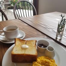 トースト＋スクランブルエッグ＋カフェオレ＠770円