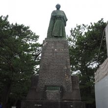 銅像の右に見えるのが仮設の展望台