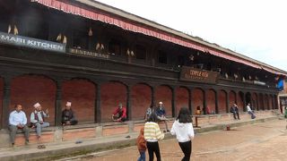 金の噴水がある