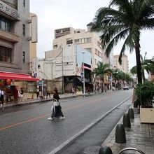 牧志駅付近。台風接近中で人が少なめ？！。