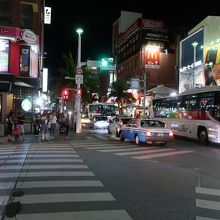 夜は人も車も多いです