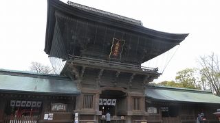 「敵国降伏」気になる文字が掲げら