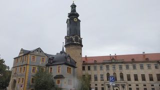 もとはワイマール公の館。現在は改修工事で休館中