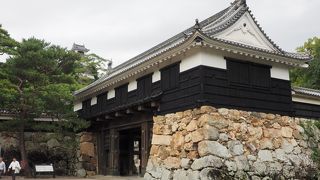 石落としや武者隠しを備えた実践的な櫓門