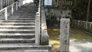 長い石段の道です