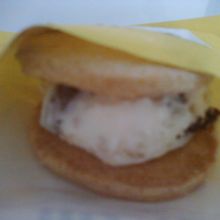 レアチーズサンド、３３０円です。