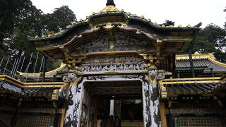 白塗りの柱に龍の寄木細工が美しい唐門