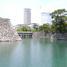 広大なお堀の奥に橋がある。