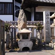 お寺の外側に。