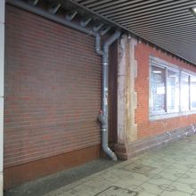 北西(神田駅)側橋脚の壁の様子