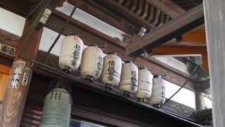 亀がつらなる池がある。