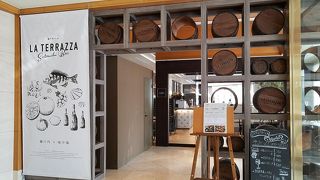 ホテル1階のお洒落レストラン