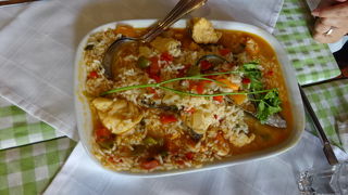 川沿いにあるにぎやかなレストラン