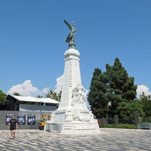 公園にあるアルベール１世の像